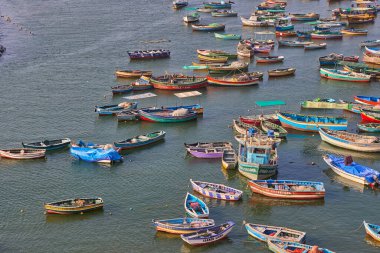 Chorrillos 'un sakin sularında balıkçı tekneleri. Lima Peru 