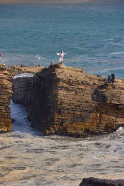 Yerçekimine ve yankılanan efsaneye meydan okuyan Salto del Fraile, Chorrillos 'un uçurumlarından aşağı düşer efsanenin Pasifik' le buluştuğu yerde dramatik bir sıçrama. Deniz esintisine oyulmuş ebedi bir ritüel.