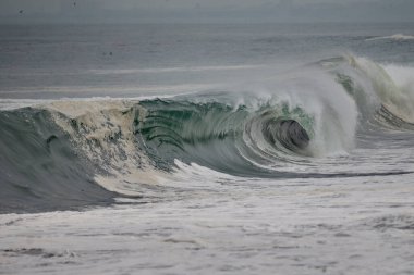 Büyük fırtınalı deniz dalgası. Peru Sahil Hattı - Caplina La Herradura Chorrillos.