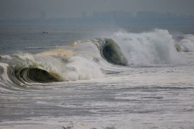 Büyük fırtınalı deniz dalgası. Peru Sahil Hattı - Caplina La Herradura Chorrillos.