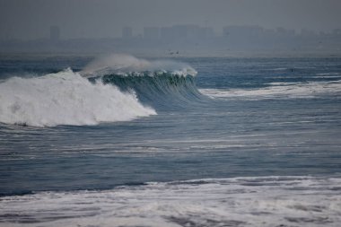 Büyük fırtınalı deniz dalgası. Peru Sahil Hattı - Caplina La Herradura Chorrillos.