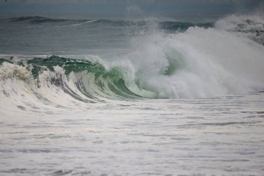 Büyük fırtınalı deniz dalgası. Peru Sahil Hattı - Caplina La Herradura Chorrillos.