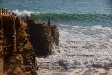 Rocky Cliff 'teki balıkçılar Büyük Dalga La Herradura' da Sahilsel Drama 'ya Düştü