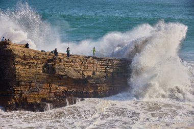 Rocky Cliff 'teki balıkçılar Büyük Dalga La Herradura' da Sahilsel Drama 'ya Düştü