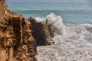 Rocky Cliff 'teki balıkçılar Büyük Dalga La Herradura' da Sahilsel Drama 'ya Düştü