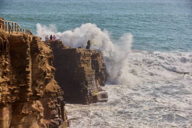 Rocky Cliff 'teki balıkçılar Büyük Dalga La Herradura' da Sahilsel Drama 'ya Düştü
