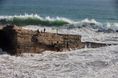 Rocky Cliff 'teki balıkçılar Büyük Dalga La Herradura' da Sahilsel Drama 'ya Düştü