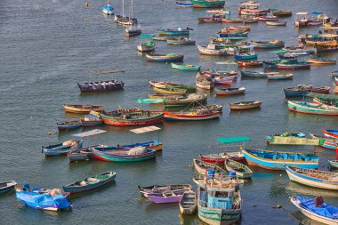 Chorrillos 'un sakin sularında bir renk ve gelenek senfonisi yüzüyor. Bu mütevazı tekneler, denizin ritmine bağlı nesiller boyu ruhlarını taşır. .