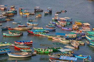 Chorrillos 'un sakin sularında bir renk ve gelenek senfonisi yüzüyor. Bu mütevazı tekneler, denizin ritmine bağlı nesiller boyu ruhlarını taşır. .