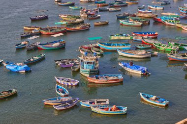 Chorrillos 'un sakin sularında bir renk ve gelenek senfonisi yüzüyor. Bu mütevazı tekneler, denizin ritmine bağlı nesiller boyu ruhlarını taşır. .