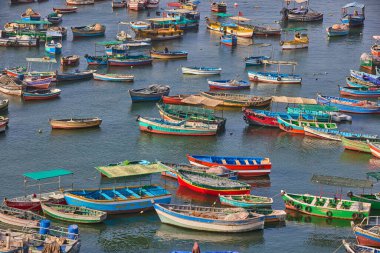 Chorrillos 'un sakin sularında bir renk ve gelenek senfonisi yüzüyor. Bu mütevazı tekneler, denizin ritmine bağlı nesiller boyu ruhlarını taşır. .