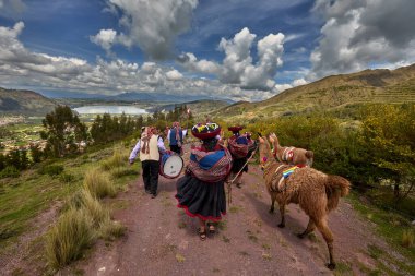 Piuray Gölü 'ne bakan Lama Gölü Cusco, Peru' lu Geleneksel Andean Kadınları