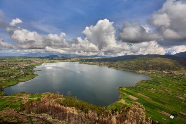 And Dağları 'nın bir aynası, gökyüzünün suyla mükemmel bir uyum içinde buluştuğu yerde. Cusco yakınlarında saklı bir mücevher olan Piuray Lagoon, huzur, güzellik ve nefes kesici yansımalar sunuyor. Burada olmak ister miydin??