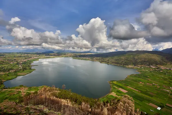 And Dağları 'nın bir aynası, gökyüzünün suyla mükemmel bir uyum içinde buluştuğu yerde. Cusco yakınlarında saklı bir mücevher olan Piuray Lagoon, huzur, güzellik ve nefes kesici yansımalar sunuyor. Burada olmak ister miydin??