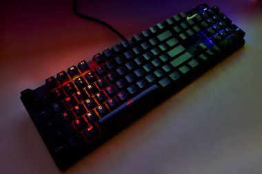 Qwerty Masasında Renkli RGB Oyun Klavyesi