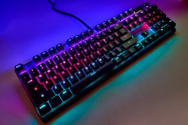Qwerty Masasında Renkli RGB Oyun Klavyesi