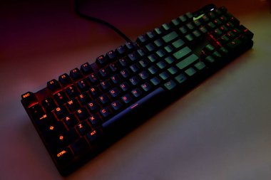 Qwerty Masasında Renkli RGB Oyun Klavyesi