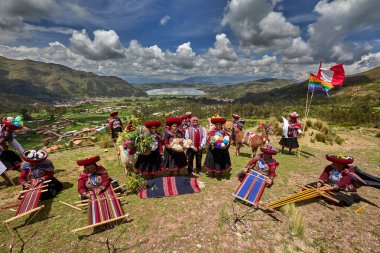 Piuray Gölü 'ne bakan Lama Gölü Cusco, Peru' lu Geleneksel Andean Kadınları