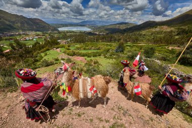 Piuray Gölü 'ne bakan Lama Gölü Cusco, Peru' lu Geleneksel Andean Kadınları