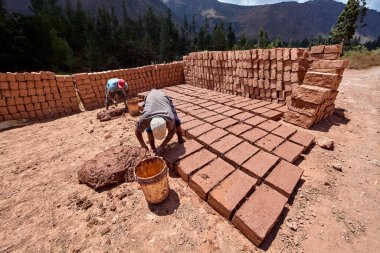 Geleneksel Adobe Brick Kutsal Vadide Yapım, Cusco Peru
