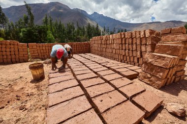Geleneksel Adobe Brick Kutsal Vadide Yapım, Cusco Peru