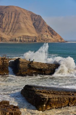 La Herradura üzerinde şiddetli dalgalar Chorrillos Peru.