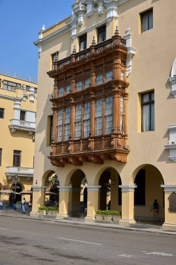 Perus 'un tarihi merkezi Limas Ana Meydanı' nın (Plaza Mayor) geniş bir manzarası, iyi korunmuş koloni mimarisi ile çevrelenmiştir..