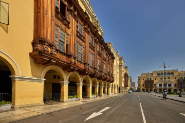Perus 'un tarihi merkezi Limas Ana Meydanı' nın (Plaza Mayor) geniş bir manzarası, iyi korunmuş koloni mimarisi ile çevrelenmiştir..