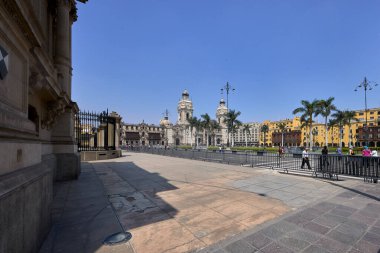 Perus 'un tarihi merkezi Limas Ana Meydanı' nın (Plaza Mayor) geniş bir manzarası, iyi korunmuş koloni mimarisi ile çevrelenmiştir..