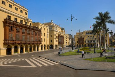 Perus 'un tarihi merkezi Limas Ana Meydanı' nın (Plaza Mayor) geniş bir manzarası, iyi korunmuş koloni mimarisi ile çevrelenmiştir..