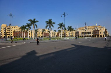 Perus 'un tarihi merkezi Limas Ana Meydanı' nın (Plaza Mayor) geniş bir manzarası, iyi korunmuş koloni mimarisi ile çevrelenmiştir..