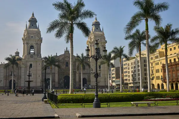Perus 'un tarihi merkezi Limas Ana Meydanı' nın (Plaza Mayor) geniş bir manzarası, iyi korunmuş koloni mimarisi ile çevrelenmiştir..