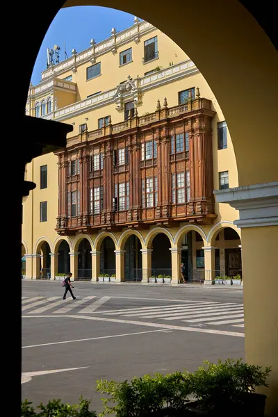 Perus 'un tarihi merkezi Limas Ana Meydanı' nın (Plaza Mayor) geniş bir manzarası, iyi korunmuş koloni mimarisi ile çevrelenmiştir..