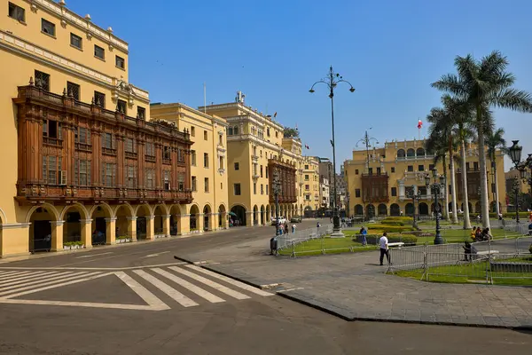 Perus 'un tarihi merkezi Limas Ana Meydanı' nın (Plaza Mayor) geniş bir manzarası, iyi korunmuş koloni mimarisi ile çevrelenmiştir..