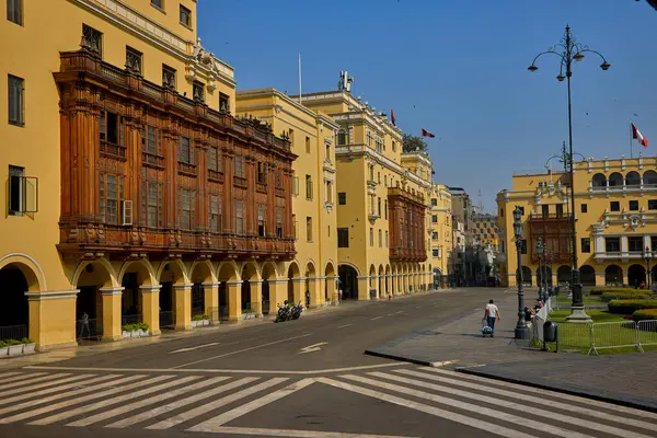 Perus 'un tarihi merkezi Limas Ana Meydanı' nın (Plaza Mayor) geniş bir manzarası, iyi korunmuş koloni mimarisi ile çevrelenmiştir..