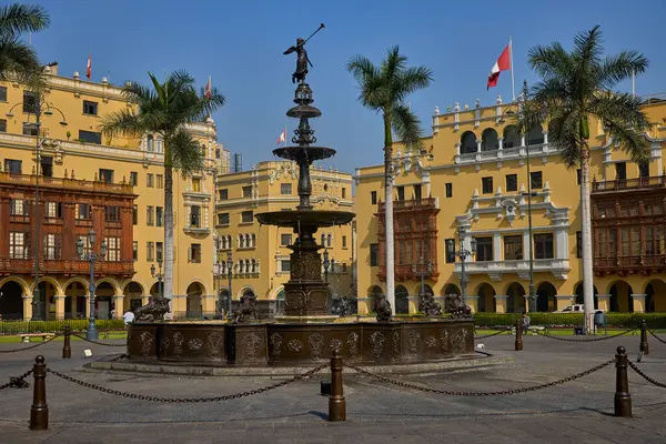 Perus 'un tarihi merkezi Limas Ana Meydanı' nın (Plaza Mayor) geniş bir manzarası, iyi korunmuş koloni mimarisi ile çevrelenmiştir..
