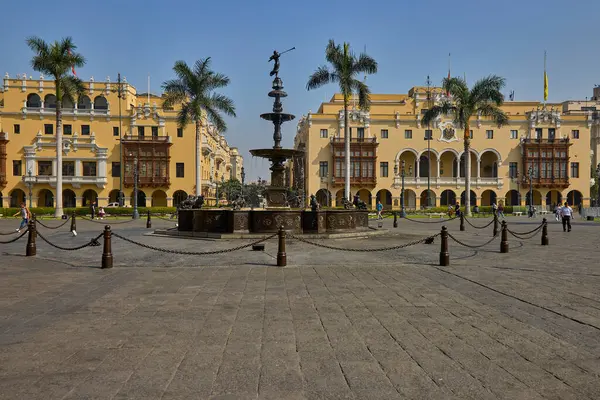 Perus 'un tarihi merkezi Limas Ana Meydanı' nın (Plaza Mayor) geniş bir manzarası, iyi korunmuş koloni mimarisi ile çevrelenmiştir..