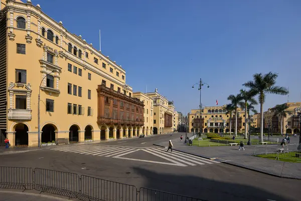 Perus 'un tarihi merkezi Limas Ana Meydanı' nın (Plaza Mayor) geniş bir manzarası, iyi korunmuş koloni mimarisi ile çevrelenmiştir..