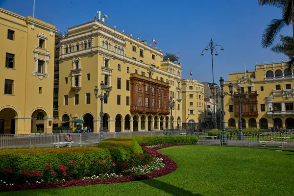 Perus 'un tarihi merkezi Limas Ana Meydanı' nın (Plaza Mayor) geniş bir manzarası, iyi korunmuş koloni mimarisi ile çevrelenmiştir..