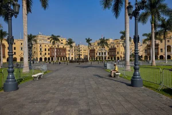 Perus 'un tarihi merkezi Limas Ana Meydanı' nın (Plaza Mayor) geniş bir manzarası, iyi korunmuş koloni mimarisi ile çevrelenmiştir..