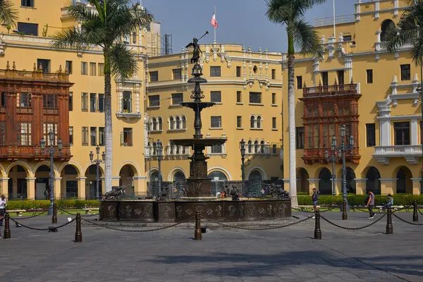 Perus 'un tarihi merkezi Limas Ana Meydanı' nın (Plaza Mayor) geniş bir manzarası, iyi korunmuş koloni mimarisi ile çevrelenmiştir..