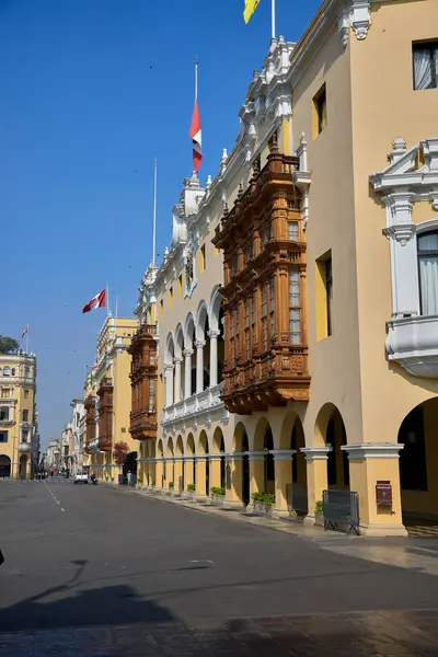 Perus 'un tarihi merkezi Limas Ana Meydanı' nın (Plaza Mayor) geniş bir manzarası, iyi korunmuş koloni mimarisi ile çevrelenmiştir..