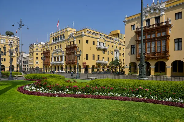Perus 'un tarihi merkezi Limas Ana Meydanı' nın (Plaza Mayor) geniş bir manzarası, iyi korunmuş koloni mimarisi ile çevrelenmiştir..