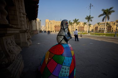 Geleneksel bir 'Tapada Limea' bebeği, 19. yüzyıl Lima 'sının zarafetini ve gizemini yakalıyor. Bu ikonik figürler, gizli yüzleri ve ayrıntılı şallarıyla