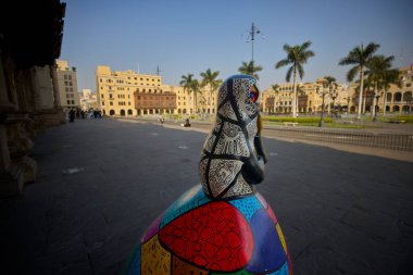 Geleneksel bir 'Tapada Limea' bebeği, 19. yüzyıl Lima 'sının zarafetini ve gizemini yakalıyor. Bu ikonik figürler, gizli yüzleri ve ayrıntılı şallarıyla