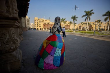 Geleneksel bir 'Tapada Limea' bebeği, 19. yüzyıl Lima 'sının zarafetini ve gizemini yakalıyor. Bu ikonik figürler, gizli yüzleri ve ayrıntılı şallarıyla