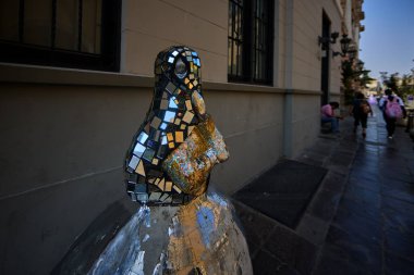 Geleneksel bir 'Tapada Limea' bebeği, 19. yüzyıl Lima 'sının zarafetini ve gizemini yakalıyor. Bu ikonik figürler, gizli yüzleri ve ayrıntılı şallarıyla