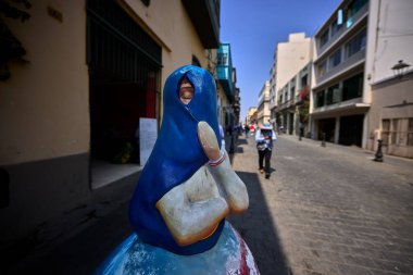 Geleneksel bir 'Tapada Limea' bebeği, 19. yüzyıl Lima 'sının zarafetini ve gizemini yakalıyor. Bu ikonik figürler, gizli yüzleri ve ayrıntılı şallarıyla