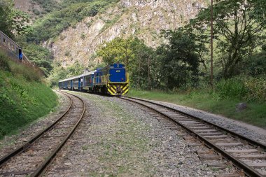 And Dağları 'nın kalbinden Machu Picchu' ya giden tren kükreyen Vilcanota Nehri 'nin kıyısına doğru ilerliyor. Her dönüşte, doğanın saf güzelliği ortaya çıkar..