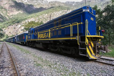 And Dağları 'nın kalbinden Machu Picchu' ya giden tren kükreyen Vilcanota Nehri 'nin kıyısına doğru ilerliyor. Her dönüşte, doğanın saf güzelliği ortaya çıkar..